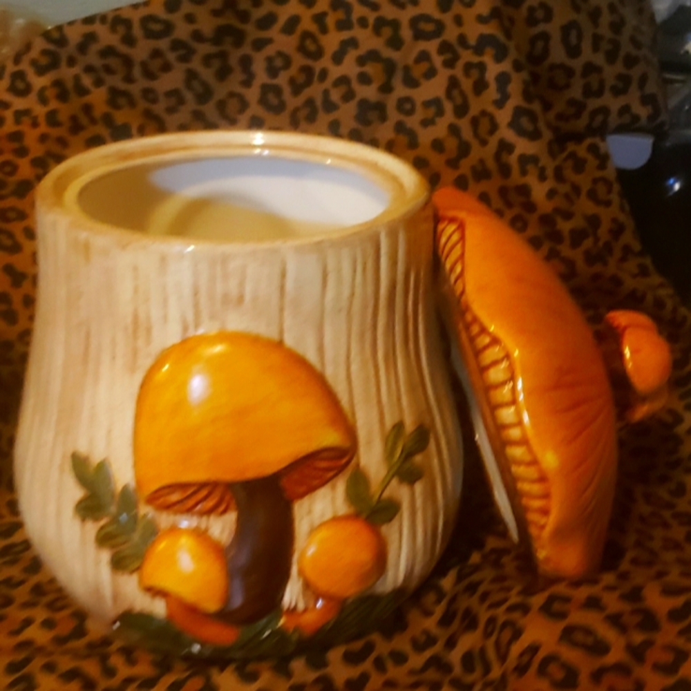 (SOLD) Merry mushroom vintage Arnel's cookie jar